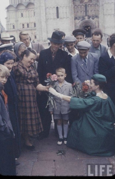 Манекенщицы французского дома моды Christian Dior на прогулке в Москве..4