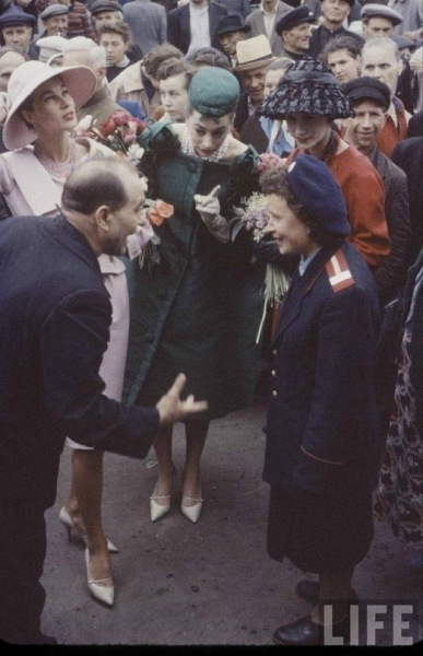 Манекенщицы французского дома моды Christian Dior на прогулке в Москве..8