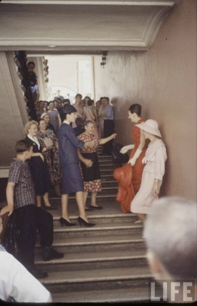 Манекенщицы французского дома моды Christian Dior на прогулке в Москве..0