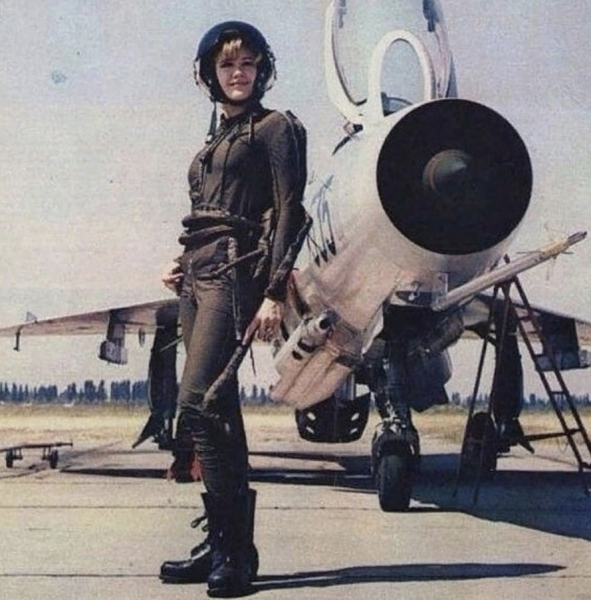 Мисс Югославия на фоне самолета МиГ-21Ф, 1968..0