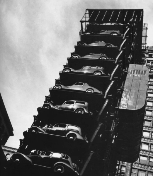 Многоуровневая вертикальная парковка в Чикаго, США, 1936 год.
В 1936..1
