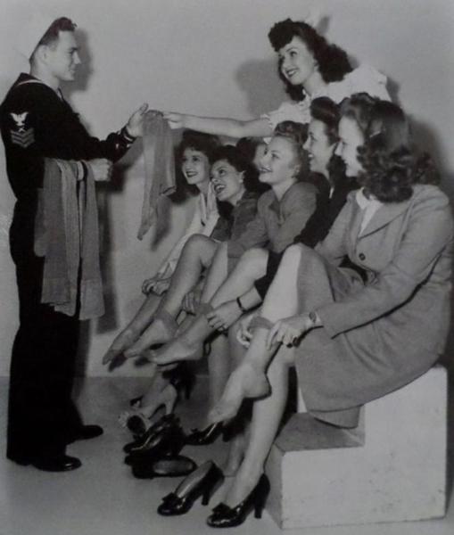 Моряк привёз из плавания дефицитные чулки, 1940-е..0