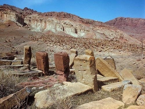 На армянском кладбище в Джульфе* находилось около 10 000 надгробных..1