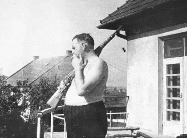 На фото комендант концлагеря Амон Гёт на балконе своей виллы..0