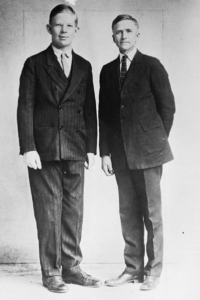 На снимке 10-летний мальчик и 36-летний мужчина, 1928 год.

Мальчик..0