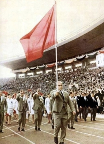 На торжественной церемонии открытия Олимпийских игр в Токио (1964)..0