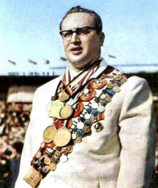 На торжественной церемонии открытия Олимпийских игр в Токио (1964)..1