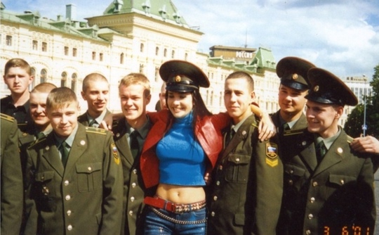 Наталья Орейро фотографируется с молодыми курсантами на Красной..0
