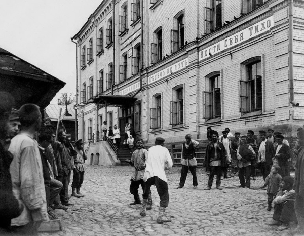 Ночлежный дом Бугрова перед открытием. Кулачный бой.Нижний..0