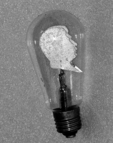 Очень старая советская  лампочка с нитью накаливания внутри ..0