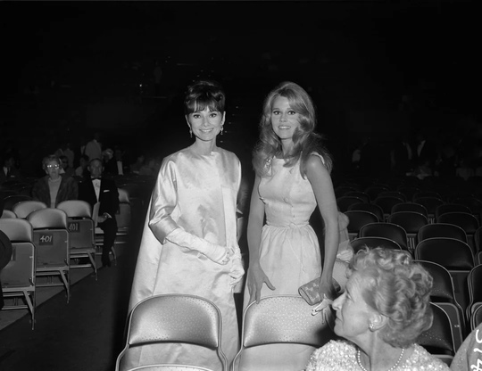 Одри Хепберн и Джейн Фонда на церемонии вручения премии Оскар 1965..0