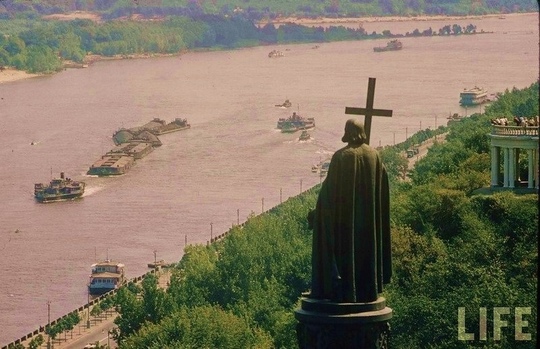 Памятник Князю « Владимиру Великому » на фоне Днепра .Киев..0
