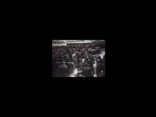 Парад Победы 1945 года: фашистские знамёна брошены к Мавзолею..0