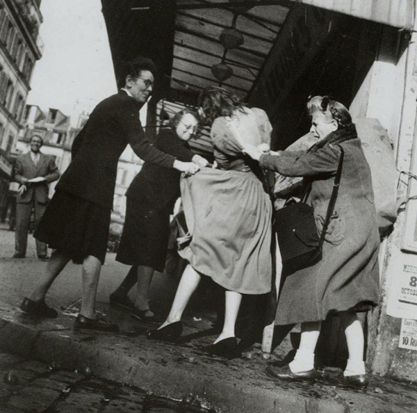 Парижанки рвут платье Кристиана Диора с модели, 1947..0