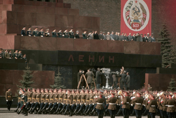 Первомайский военный парад в Москве. 1964 год.

В 1964 году парад был..0