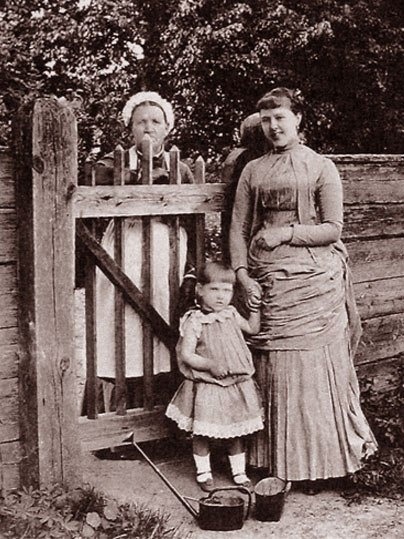 Петр Столыпин ( в центре )  с нянькой и мамой в Колноберже. Литва  ,..0