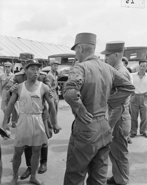 Пленный боец  Корейской народной армии высказывает американцам..0