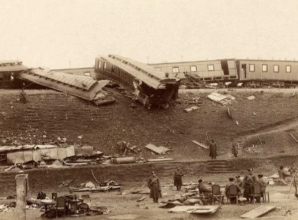 Подвиг императора

29 октября 1888 года, когда императорский поезд..1