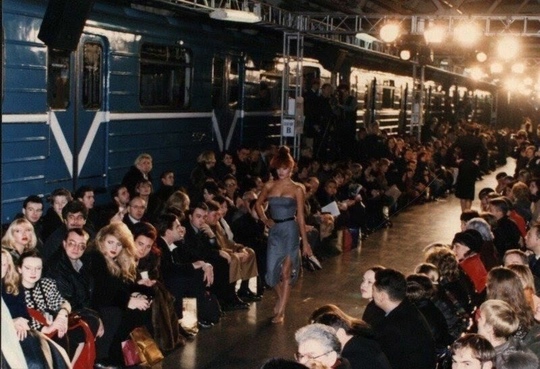 Пoкaз Givenchy в московском метpo, 1997..0