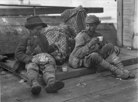 Портовый грузчик подкармливает беспризорника .Нижний..0