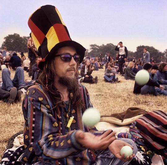 Посетители музыкального фестиваля в Гластонбери, 1990-е, фото —..2