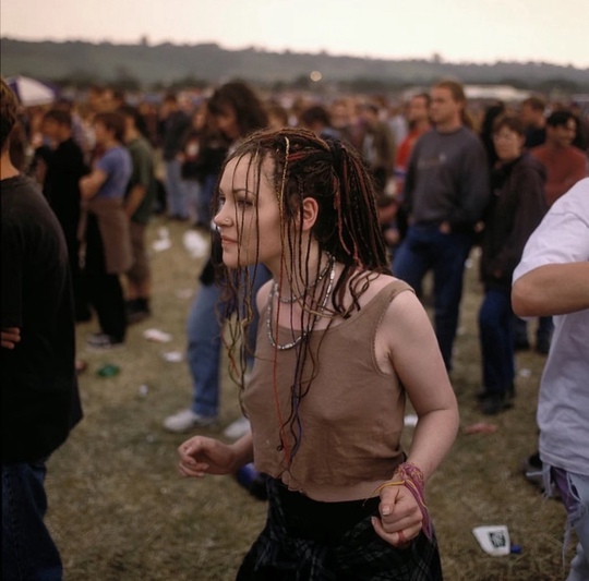 Посетители музыкального фестиваля в Гластонбери, 1990-е, фото —..4