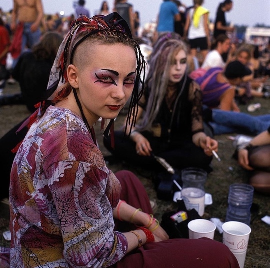 Посетители музыкального фестиваля в Гластонбери, 1990-е, фото —..8