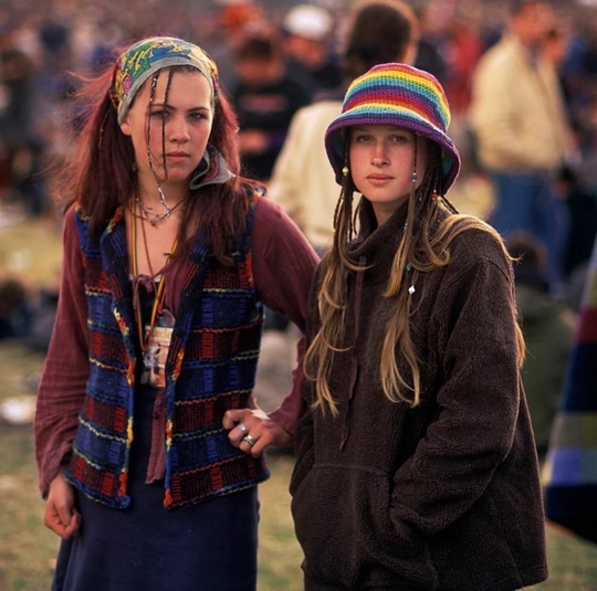 Посетители музыкального фестиваля в Гластонбери, 1990-е, фото —..3