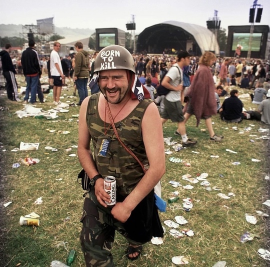 Посетители музыкального фестиваля в Гластонбери, 1990-е, фото —..6