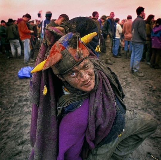 Посетители музыкального фестиваля в Гластонбери, 1990-е, фото —..5