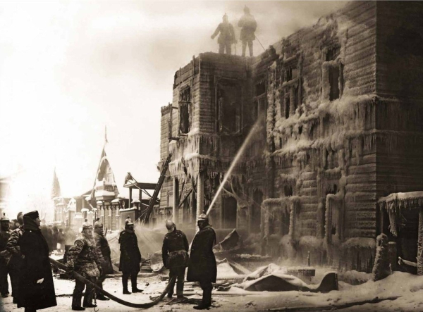 Пожарная команда тушит пожар . Санкт-Петербург,1905..0