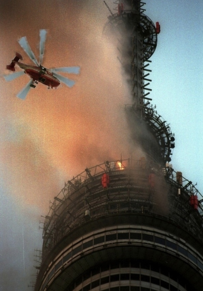 Пожарный после тушения пожара в ресторане 