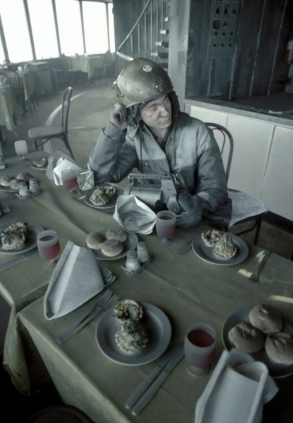 Пожарный после тушения пожара в ресторане 