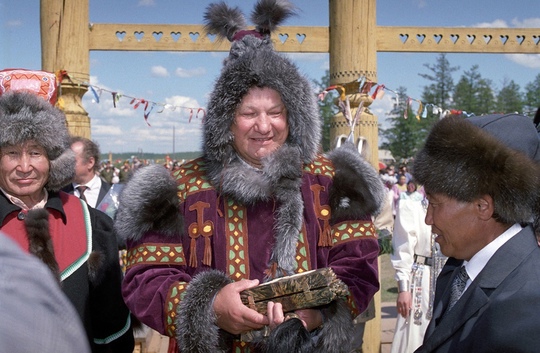 Президент РФ Борис Ельцин на национальном якутском празднике..0