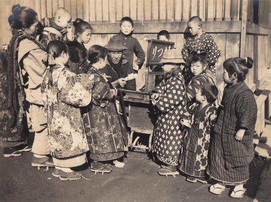 Продавец рисовых лепешек. Япония, 1914..0