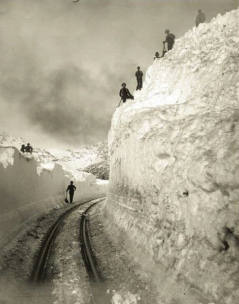 Рабочие очищают железную дорогу от снега на Аляске, 1904 год.

В XVIII..0