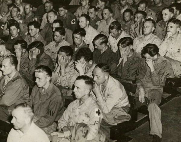 Реакция немецких солдат на видеозаписи из концлагерей в 1945..0