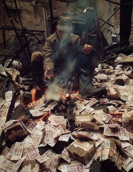 Российский солдат сжигает пачку банкнот в Чечне, 1995 год.

26 июля..0