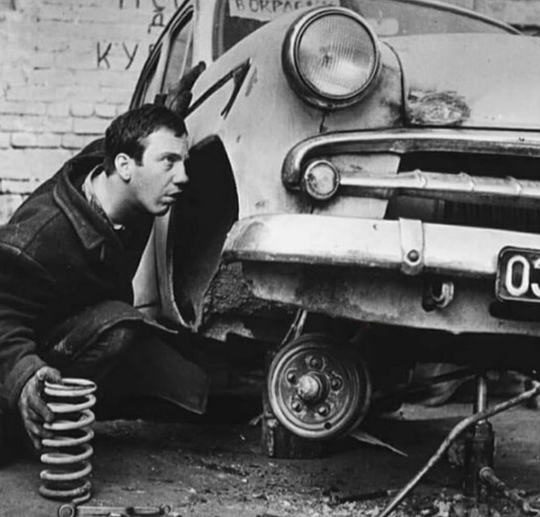 Савелий Крамаров занимается ремонтом подвески своего..0