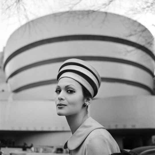 «Шапка в стиле музея Соломона Гуггенхейма»: Изабелла Альбонико,..0