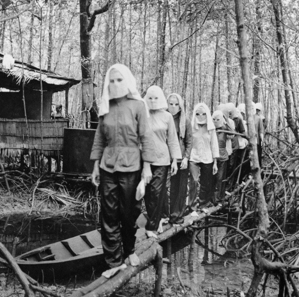 Сход партизанок в лесу в Намкане, 1972 год.

Они скрывали лица под..0