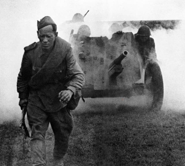 Снимок «Солдатский труд» Израиля Абрамовича Озерского,..0