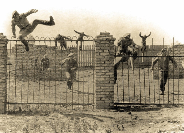 Советские десантники проходят полосу..0