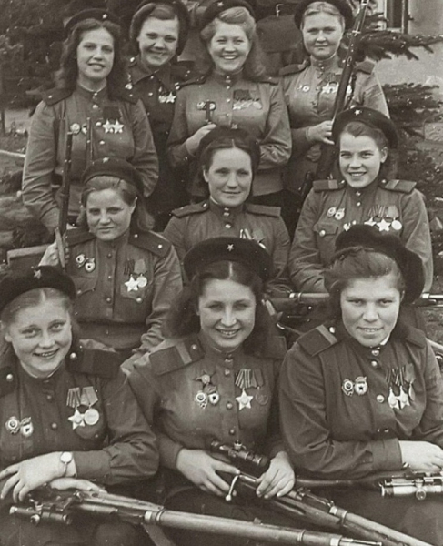 Советский отряд который состоял из женщин-снайперов, 1945..0