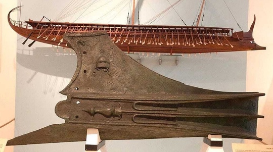 Таран.
Деталь военного эллинского корабля 530-270 до н.э.извлечен из..0