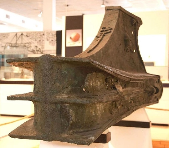 Таран.
Деталь военного эллинского корабля 530-270 до н.э.извлечен из..1