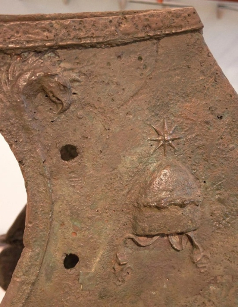 Таран.
Деталь военного эллинского корабля 530-270 до н.э.извлечен из..2