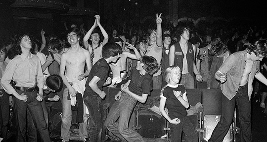 Толпа на концерте AC/DC в Глазго во время их тура Highway to Hell 1979..0