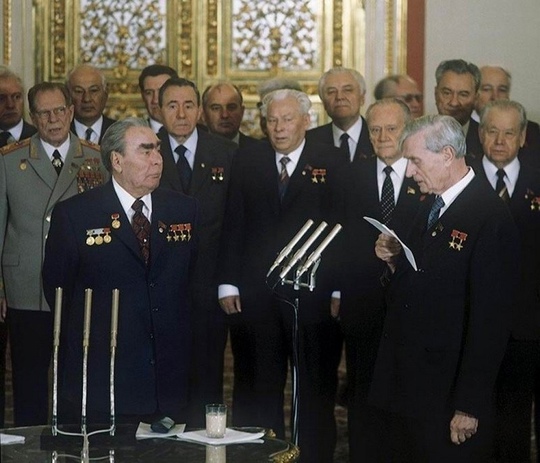 Торжественная церемония вручения Леониду Ильичу 4-й звёзды Героя..0