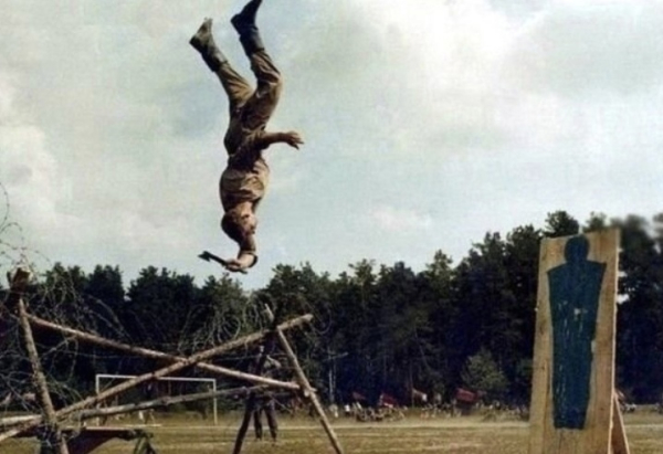 Тренировка советского спецназа поражает мастерством: в прыжке с..0